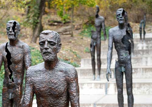 Image showing the statues paying respect to sufferers of Communism